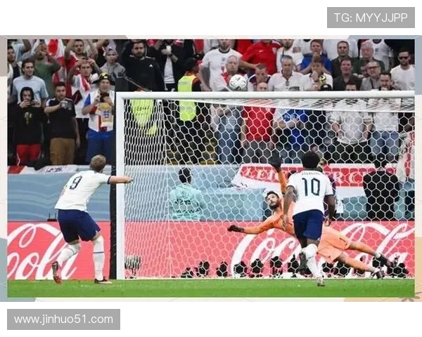 世界杯落幕 赛场英勇拼搏与背后故事交织 体育精神点燃全球激情