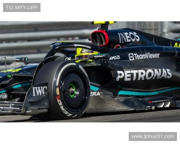 F1赛季最新动态：维斯塔潘称霸赛场 汉密尔顿挑战未来新车技术