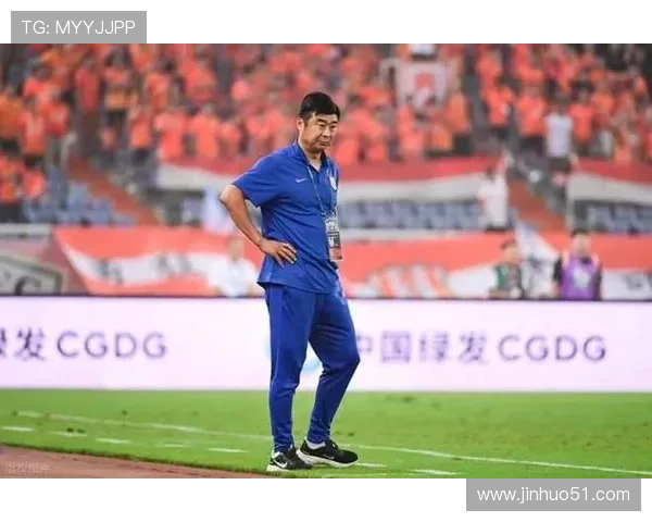 中国足球队迎战强敌备战世界杯预选赛，主帅强调攻防平衡与球队凝聚力