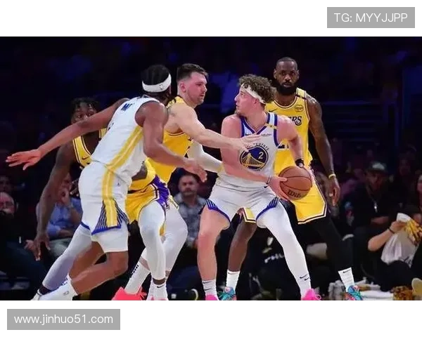 勒布朗复出引发热议 詹姆斯带领湖人迎战勇士争夺季后赛席位