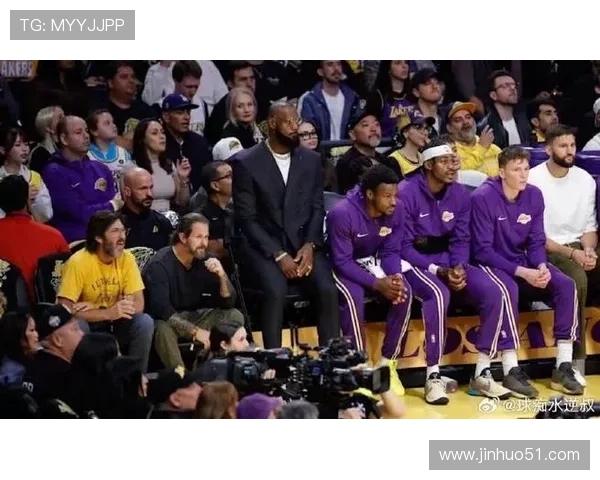 勒布朗詹姆斯领衔湖人迎战勇士，赛季首场对决精彩纷呈，球迷期待高潮迭起