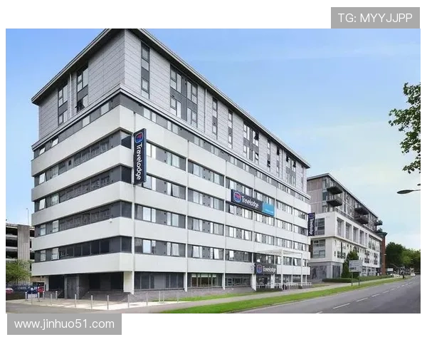 斯温登俱乐部新赛季战略布局与青年培养及引援进展全面解析前景展望